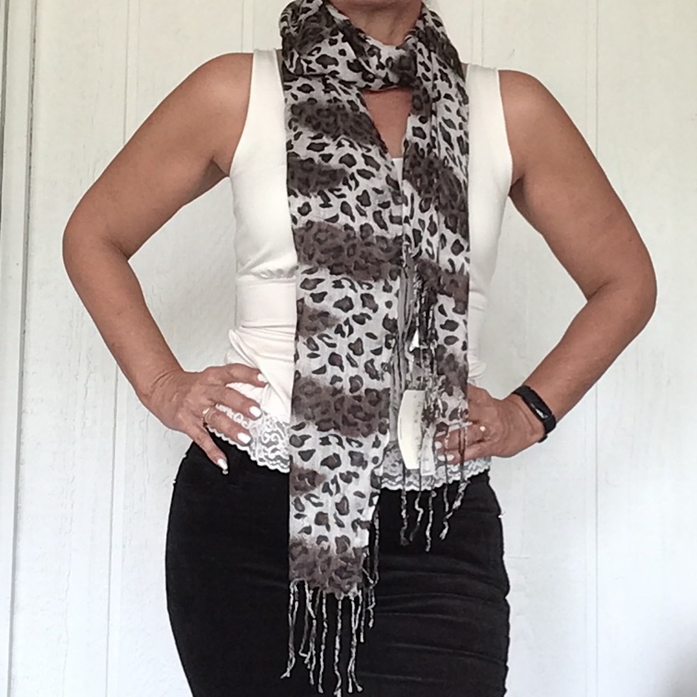 NWT MARYSOL ANIMAL PRINT  FRINGED SCARF